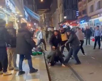Fatih'te iki grup arasında çıkan kavgada tekme ve sopalar havada uçuştu