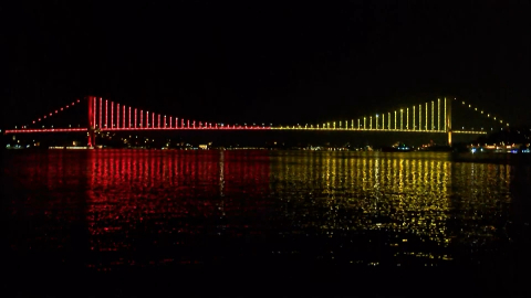 İstanbul- İstanbul'da köprüler sarı-kırmızı renklere büründü