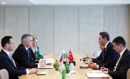 Bakan Bayraktar, Slovenya Çevre, İklim ve Enerji Bakanı Kumer ile görüştü