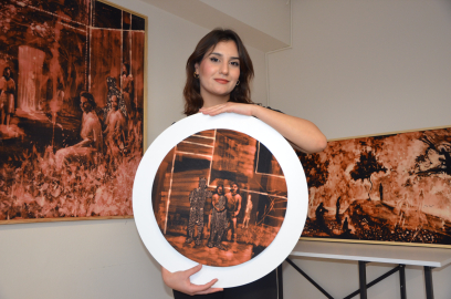 Siyah kumaş üzerine asitle yaptığı resimler ile 'görünmeyeni görünür' hale getiriyor