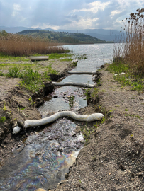 Yakıtın göle karışmaması için emici bariyerle önlem alınıyor