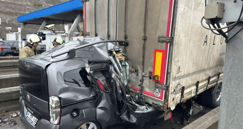 İstanbul - Pendik'te gişelerde hafif ticari araç TIR'ın altına girdi: 1 ölü - 4 / Ek görüntülerle