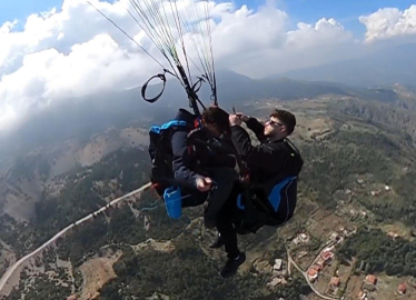 Yamaç paraşütüyle uçarken saç tıraşı yaptı