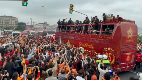 Galatasaray takım otobüsü Yenikapı'ya hareket etti, taraftarlar eşlik ediyor / Ek video eklendi