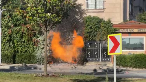 İstanbul - Başakşehir’de yeraltı elektrik kablosundan çıkan yangın doğalgaz kutusuna sıçradı