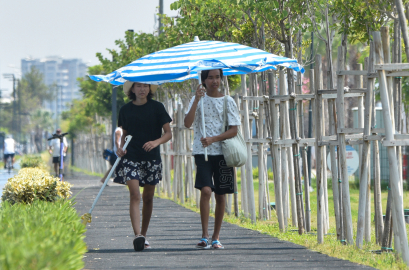 '53 derece' uyarısı yapılan Antalya'da hissedilen sıcaklık 46,6 derece oldu/Ek fotoğraflar
