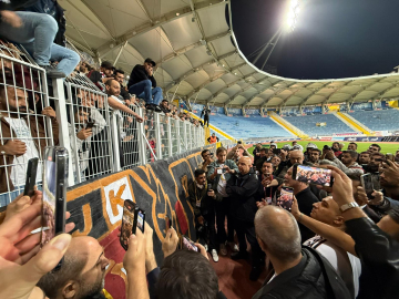 Sergen Yalçın, Kasımpaşa maçının ardından deplasman tribününe gitti