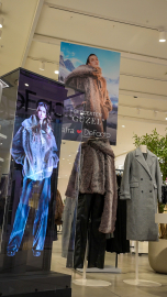 DeFacto, Afra Saraçoğlu’nun yapay zeka destekli hologramıyla müşterileriyle buluştu