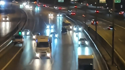 İstanbul-TEM Otoyolu'nda kaza sonrası araçlar yol ortasında kaldı; tehlikeli anlar kamerada