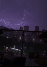 İstanbul - İstanbul'da akşam saatlerinde şimşek ve gök gürültüsü etkili oldu