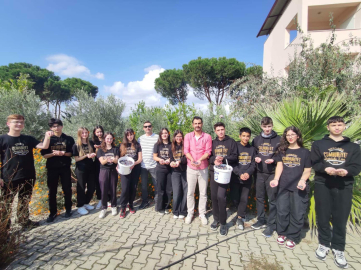 Okul bahçesinde öğrencilerden zeytin hasadı