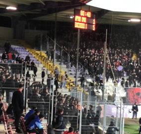 Tribündeki koltukları kırıp sahaya ve rakip taraftara attılar