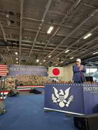 Trump, USS George Washington uçak gemisini ziyaret etti