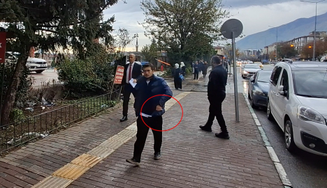 Tepki görünce geri dönüp yere attığı çöpleri topladı