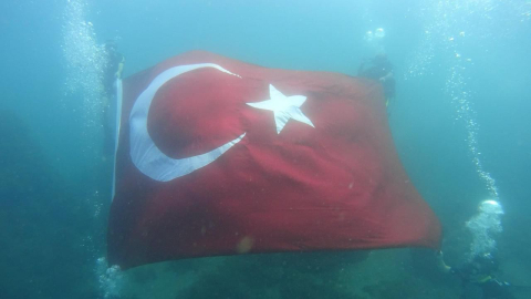 Cumhuriyet’in 102’nci yılını su altında bayrak açarak kutladılar