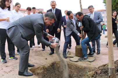 İzmir'de 7 bölgenin toprağı Cumhuriyet çınarında buluştu