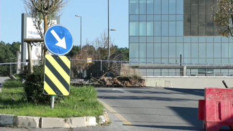 İstanbul- Ümraniye'de istinat duvarı yıkıldı, yol çöktü -1
