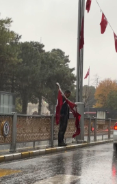 Erzincan’da yağmur altında yere düşen bayrakları topladı