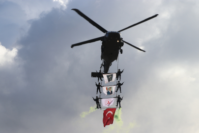 Komandolardan 29 Ekim'e özel 'üzüm salkımı' gösterisi / Video eklendi