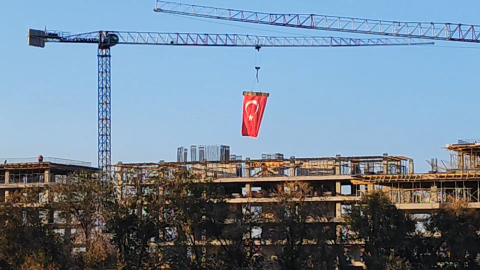 Malatya'da, vinç operatörü 35 metre yükseklikte Türk bayrağını dalgalandırdı
