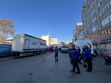 Kocaeli’de yıkılan binanın yakınındaki binalar tahliye edildi; ekipler inceleme başlattı