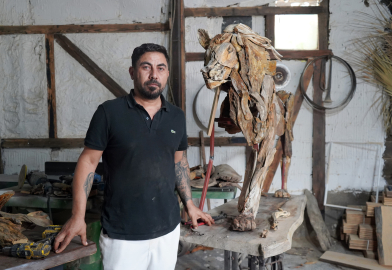 Öldürülen aslan 'Zeus'un ağaçtan heykelini yaptı / Video eklendi