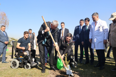 Bakan Memişoğlu, gazilerle fidan dikti