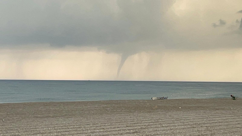 Hatay'da denizde hortum oluştu