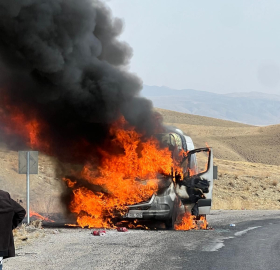 Hareket halindeyken alev alan yolcu minibüsü yandı