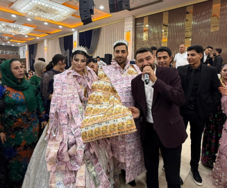 Düğünde gelin ve damada paradan yelek giydirip, taç taktılar