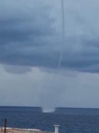 KKTC'nin Esentepe sahilinde hortum; o anlar kamerada