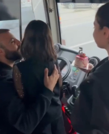 Halk otobüsü şoförü babaya, sefer sırasında kızlarından doğum günü sürprizi