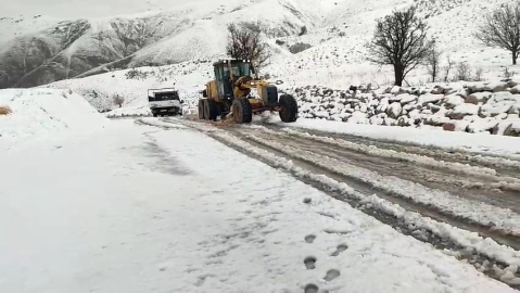Siirt’te kar nedeniyle yolda mahsur kalan araçlar kurtarıldı