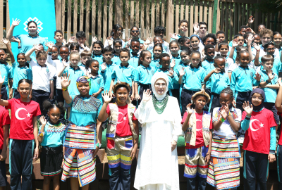 Emine Erdoğan, Güney Afrika'da Uluslararası Maarif Okulu'nu ziyaret etti