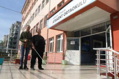 Aynı okulda görevli görme engelli iki öğretmen çevrelerine ilham veriyor