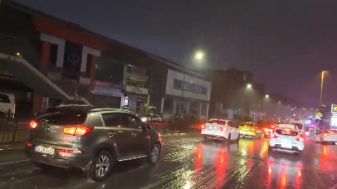 İstanbul - İstanbul'da yağışın etkisi ile trafik yoğunluğu oluştu -3 / Ek görüntü
