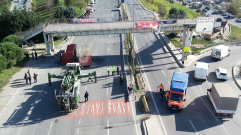 İstanbul- Avcılar'da iş makinesi taşıyan TIR üst geçide çarptı -2 / Havadan görüntü