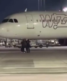 Almanya'da uçağı kaçıran yolcular piste koştu