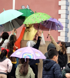 Öğrenciler yağmur altında Atatürk büstünü şemsiyeyle korudu