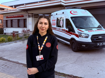 Ambulans şoförü Müzeyyen, hayat kurtarmak için saniyelerle yarışıyor