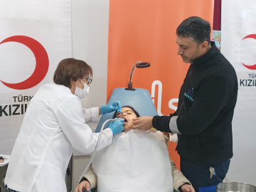 İzmir'den Batman'a gelen gönüllü hekimler, özel bireylerin dişlerini tedavi etti