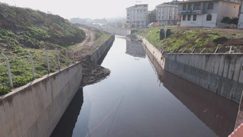 İstanbul- Haramidere'nin rengi kırmızıya döndü; mahalleli tepki gösterdi
