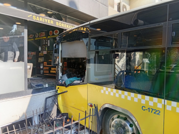 İstanbul - Üsküdar'da İETT otobüsü börekçiye girdi -2 / Ek görüntü