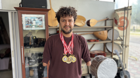 95 madalyalı Hamit, engelleri havuzda ve tiyatro sahnesinde aştı