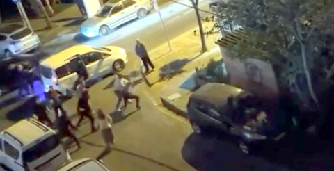 İstanbul- Avcılar'da sokak ortasında tekme ve yumruklu kavga kamerada