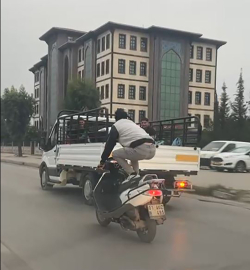 Motosikletle tehlikeli yolculuk kamerada; üzerine uzandı, ayağa kalktı