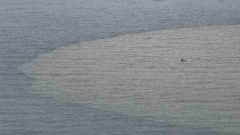 Bartın Irmağı'nın döküldüğü noktada denizin rengi kahverengiye döndü