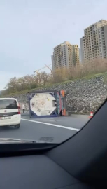 İstanbul- Esenyurt TEM Otoyolu'nda tanker devrildi -1