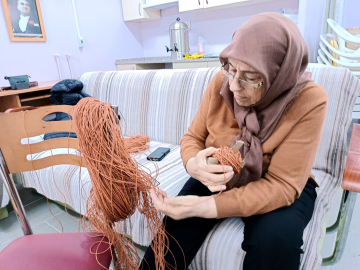 Şehit yakınları, kağıt ipten örgü çanta yapmayı öğreniyor
