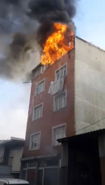 İstanbul - Sultangazi'de binanın çatısında yangın; yaralılar var-2 / Ek görüntü